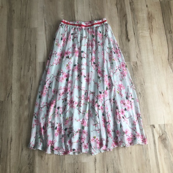Chic Floral Maxi Skirt in Pink and White - Picture 5 of 9